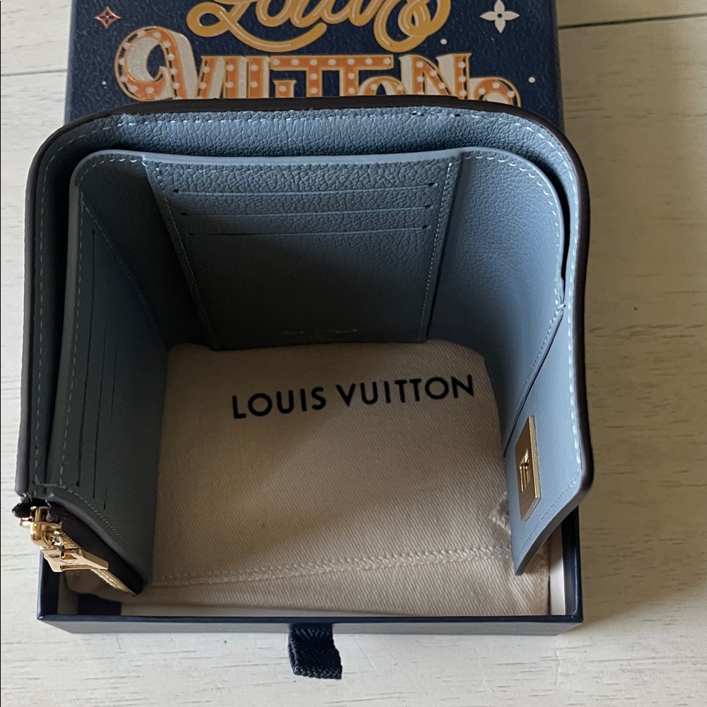 Louis Vuitton “On My Side” wallet in Greige - Picture 5 of 12